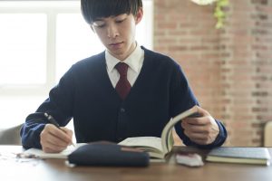 勉強している学生