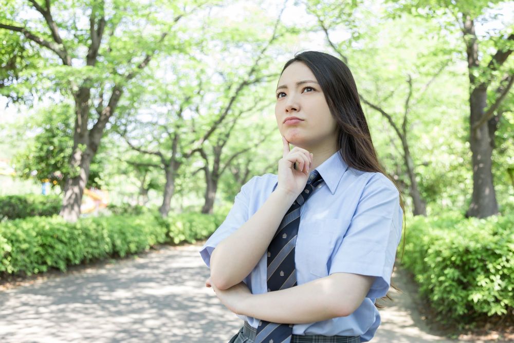 悩む女性